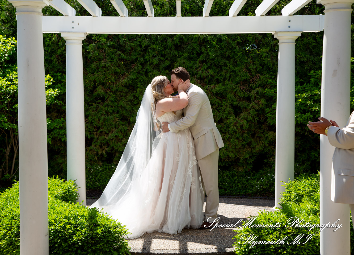 Kristine & Robert at The Bentley Banquet Conference Center Wyandotte MI wedding photography