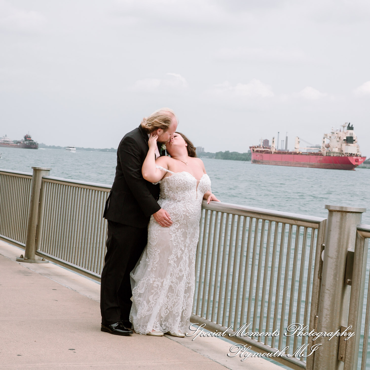 Lindsay & Justin at Roostertail Detroit MI wedding photography