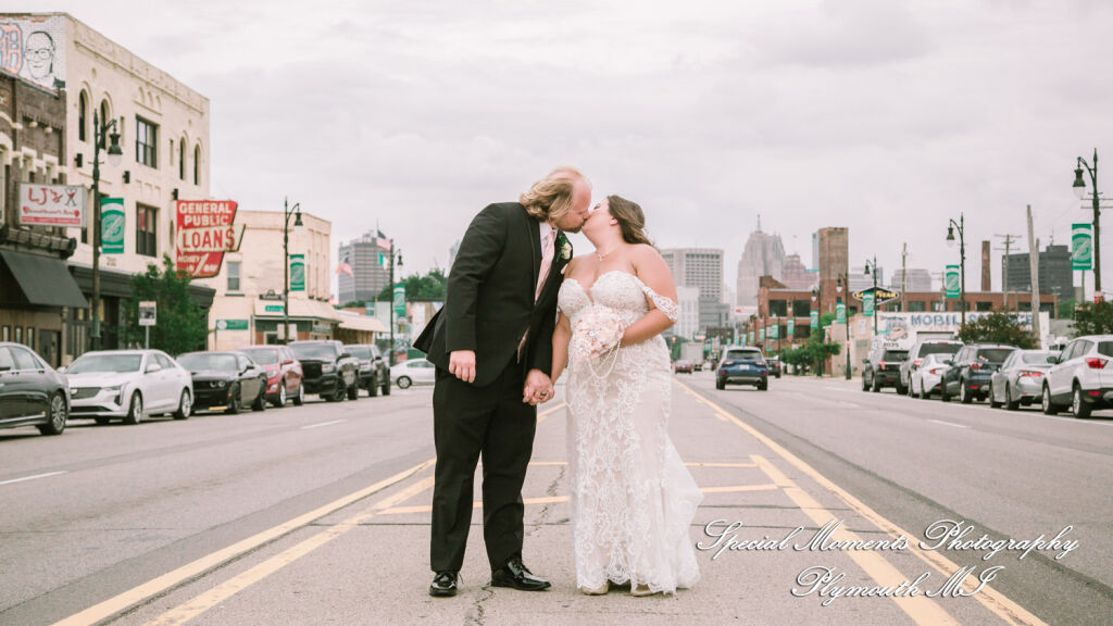 Lindsay & Justin at Roostertail Detroit MI wedding photography