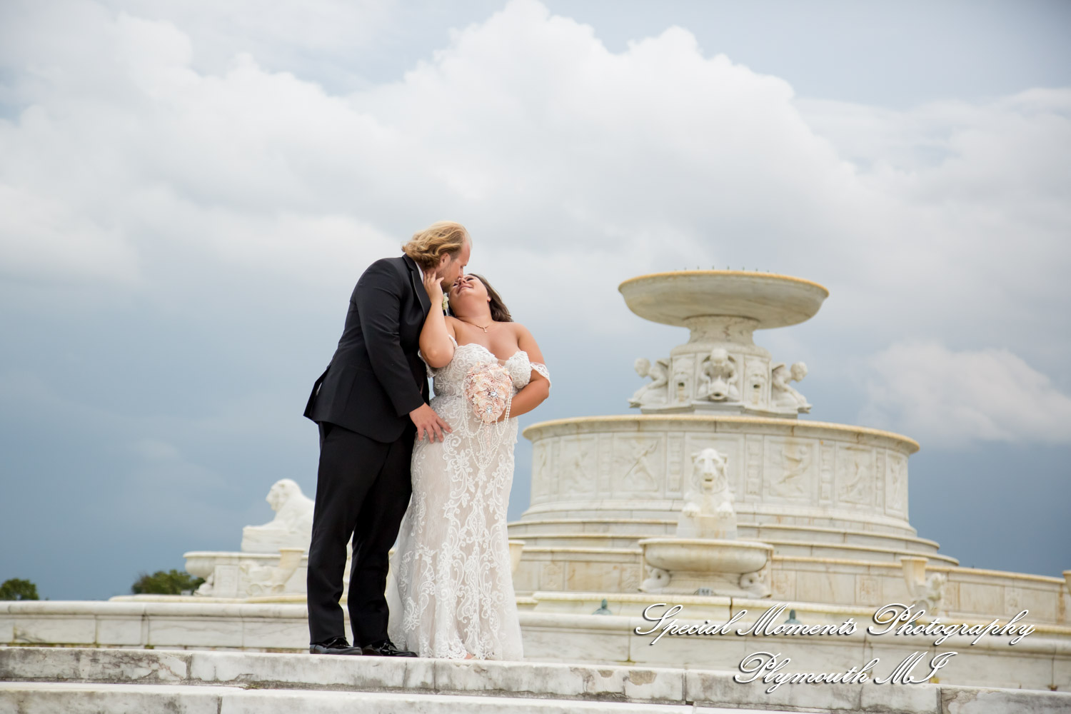 Lindsay & Justin at Roostertail Detroit MI wedding photography