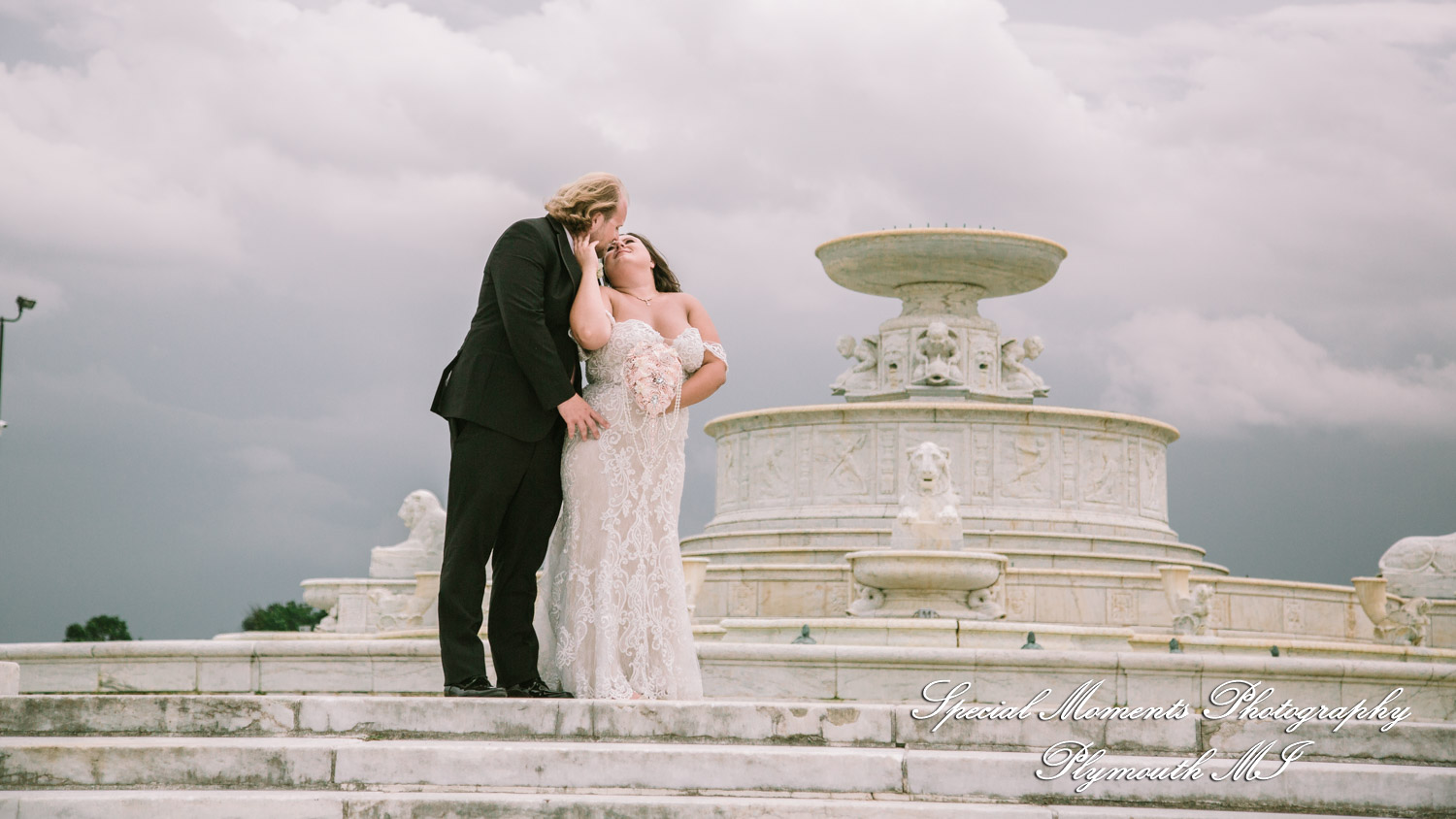 Lindsay & Justin at Roostertail Detroit MI wedding photography