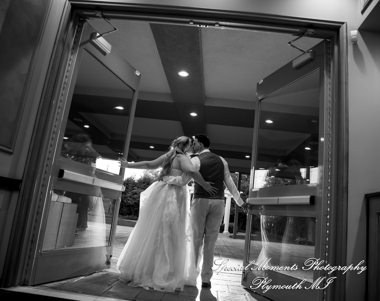 Kristine & Robert at The Bentley Banquet Conference Center Wyandotte MI wedding photography